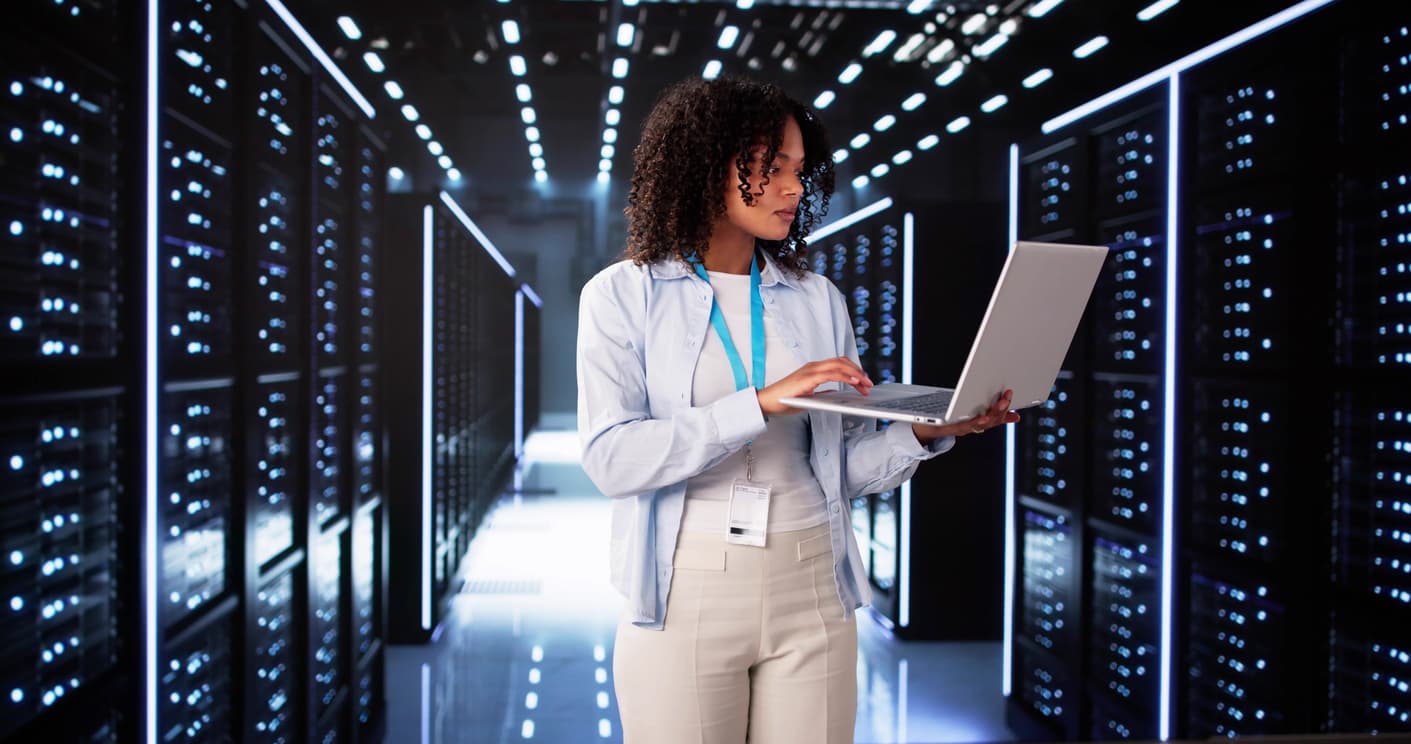 Blog SAP Systemstilllegung - woman with computer