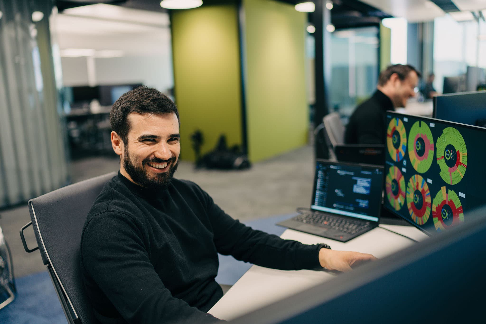 flavio vor dem mission control center
