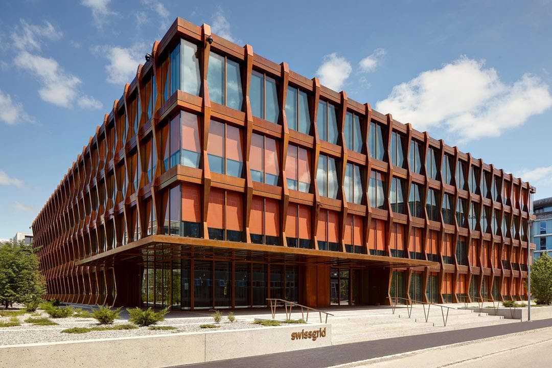Rotes Firmengebäude in Aarau, Schweiz.