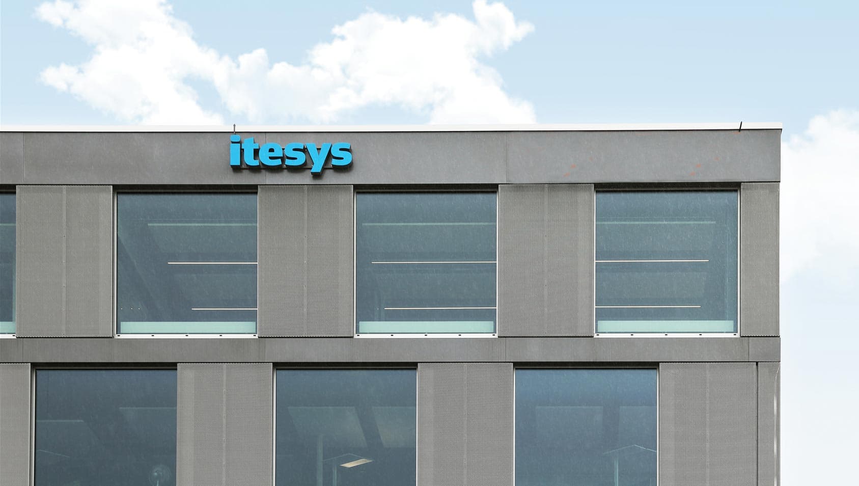 Blauer Schriftzug von itesys AG auf Gebäude in Frauenfeld.